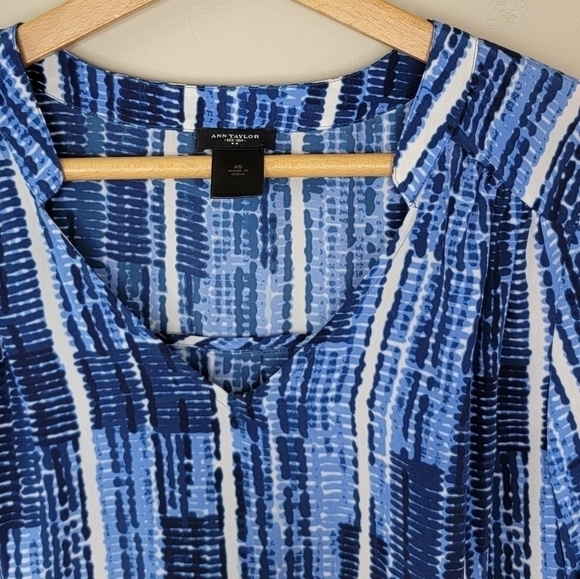 Ann Taylor Factory | Blue Print 3/4 Sleeve Blouse Size XS - Picture 5 of 6